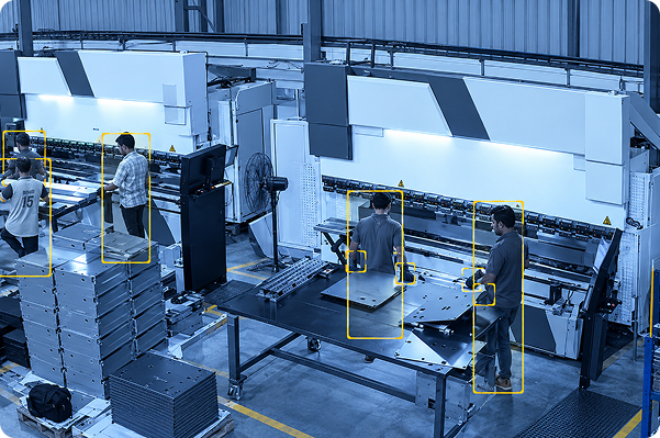 AI monitoring workers and production equipment on a manufacturing floor